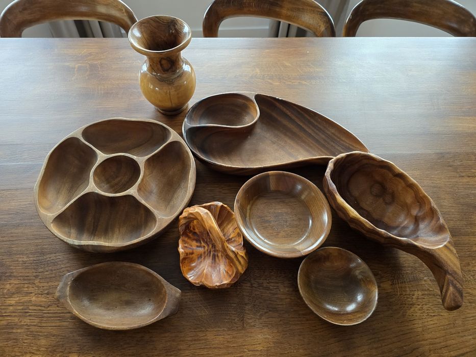 Zestaw drewnianych misek oraz dzbanek