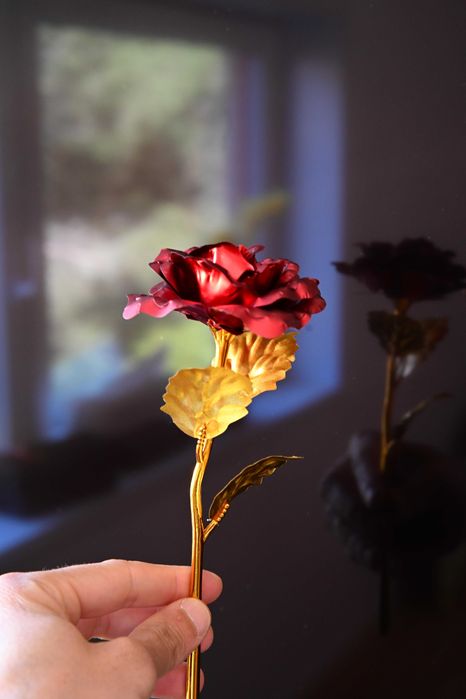 Rosa Decorativa Vermelha e Dourada