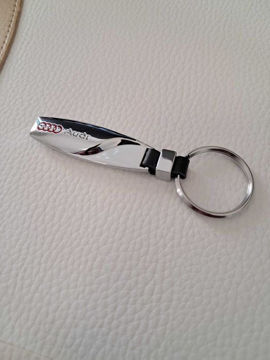 Porta-chaves Audi Metálico em Onda com Alça em Pele — Novo / Selado