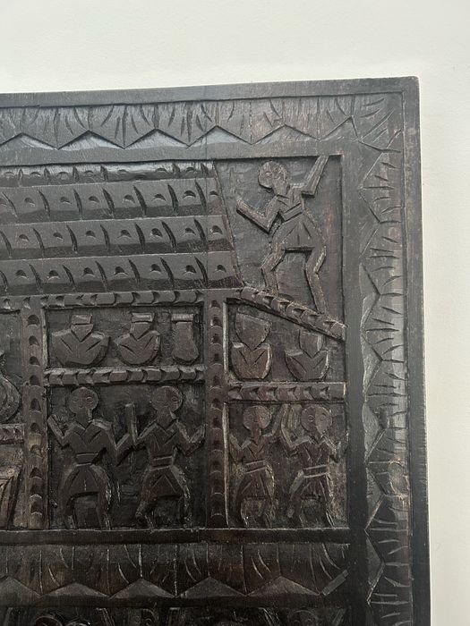 Quadro em madeira com relevos figurativos