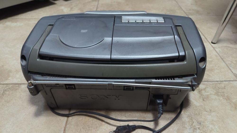 Radiomagnetofon z CD Sony CFDV7