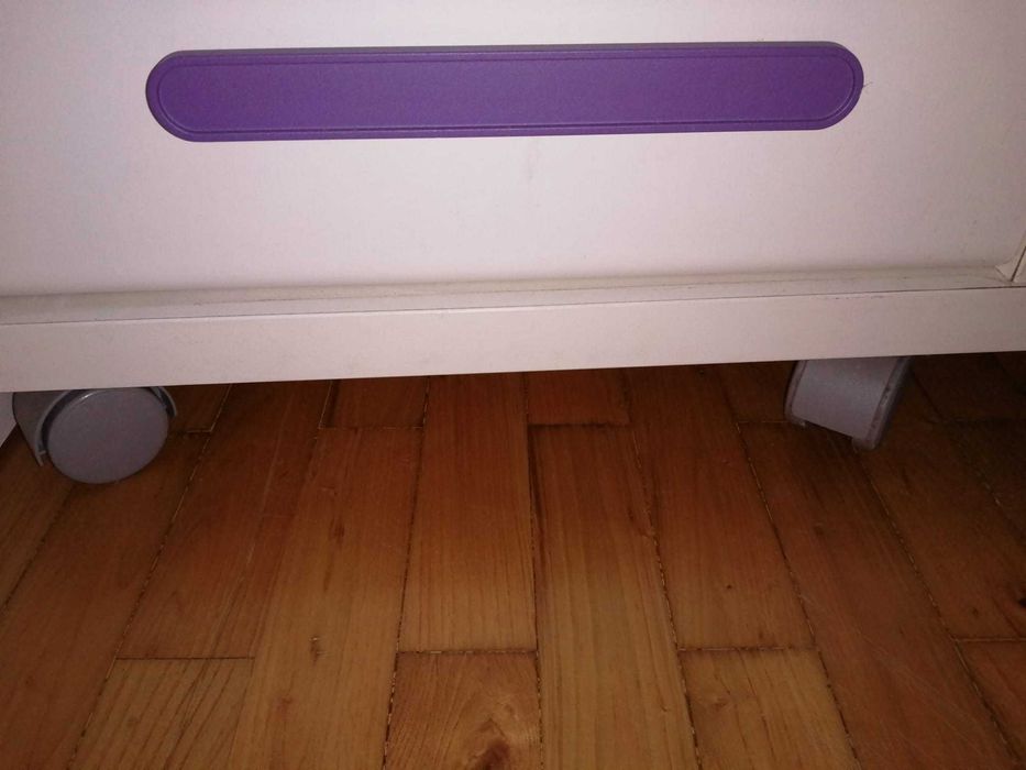 Cama dupla menina com mesa de cabeceira