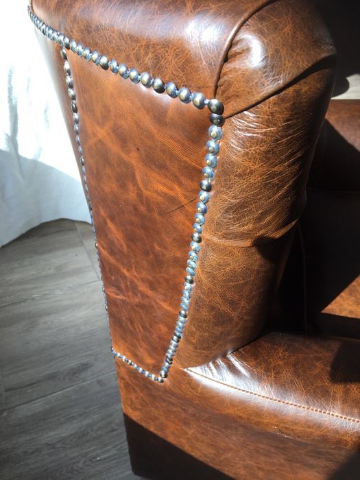 Fotel Chesterfield. Skora Dubai.