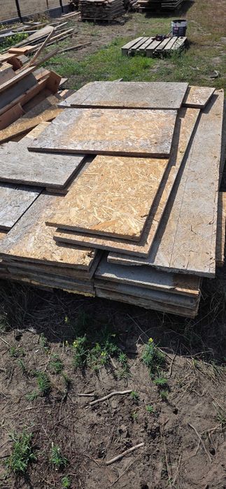 Deski, stęple, szalunki budowlane po stropie