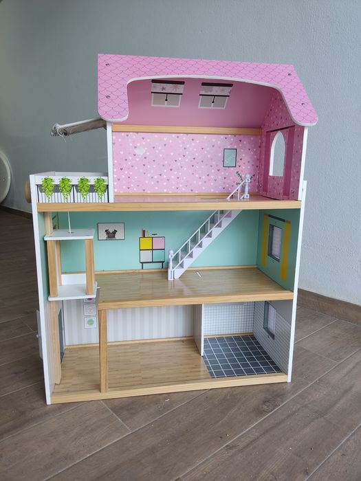 Casa em madeira de bonecas