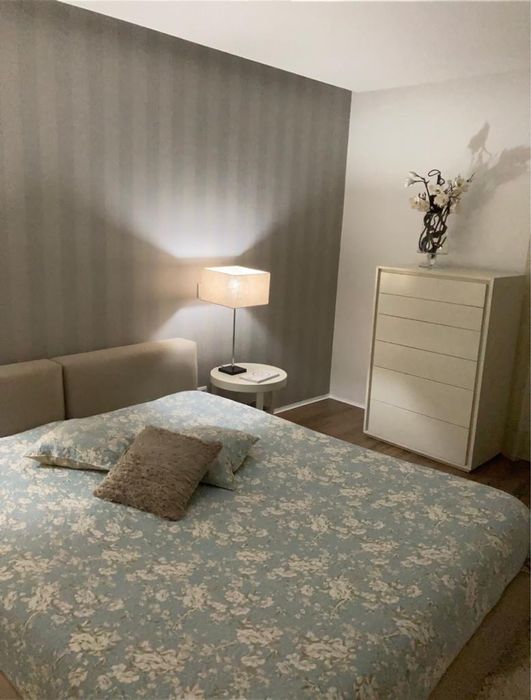 Cama com estrado e moveis de quarto