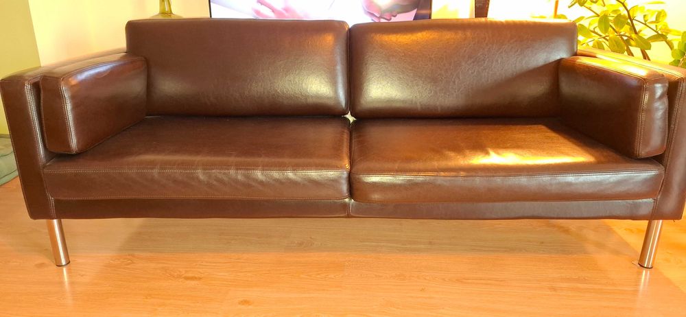 Vendo sofá de couro 3 lugares em bom estado.