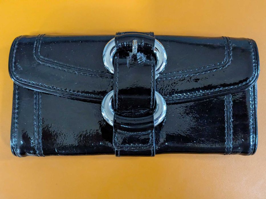 Karen Millen czarny lakierowany portfel