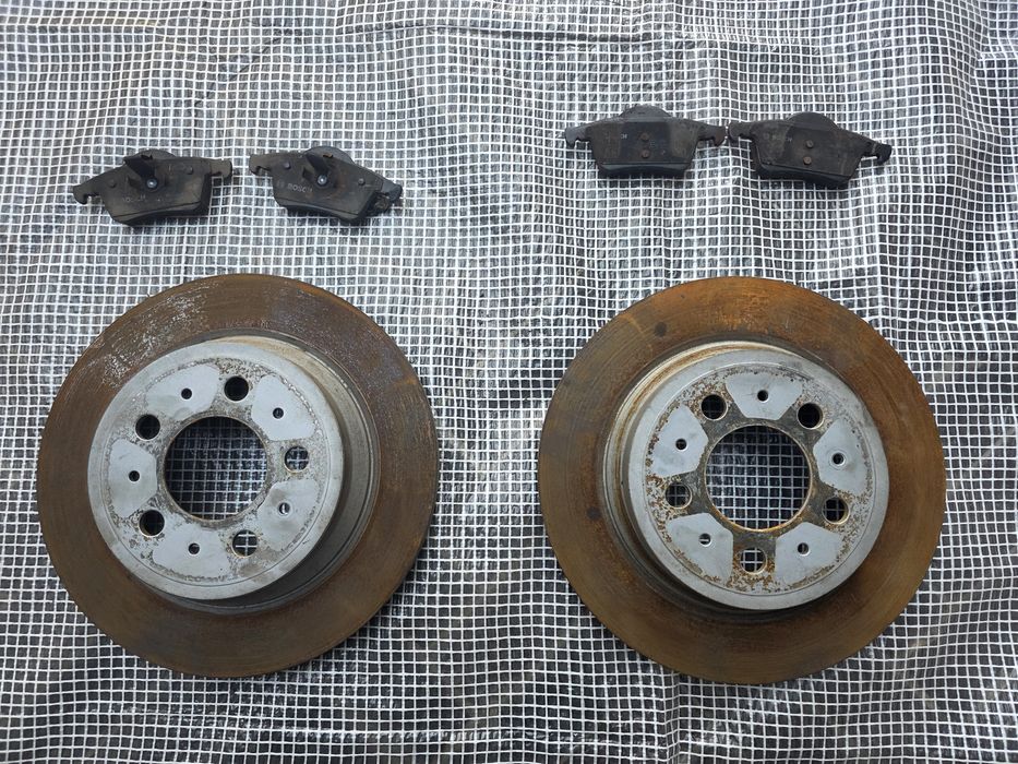 Tarcze hamulcowe tył Volvo S80 I 98-06 XC70 I 00-07 Bosch klocki kpl