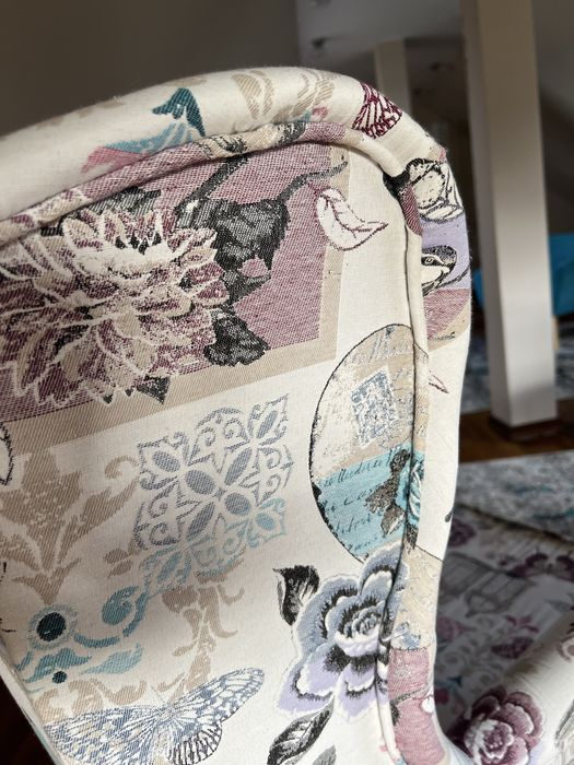 Duży tapicerowany fotel uszak w pastelowy żakardowy wzór