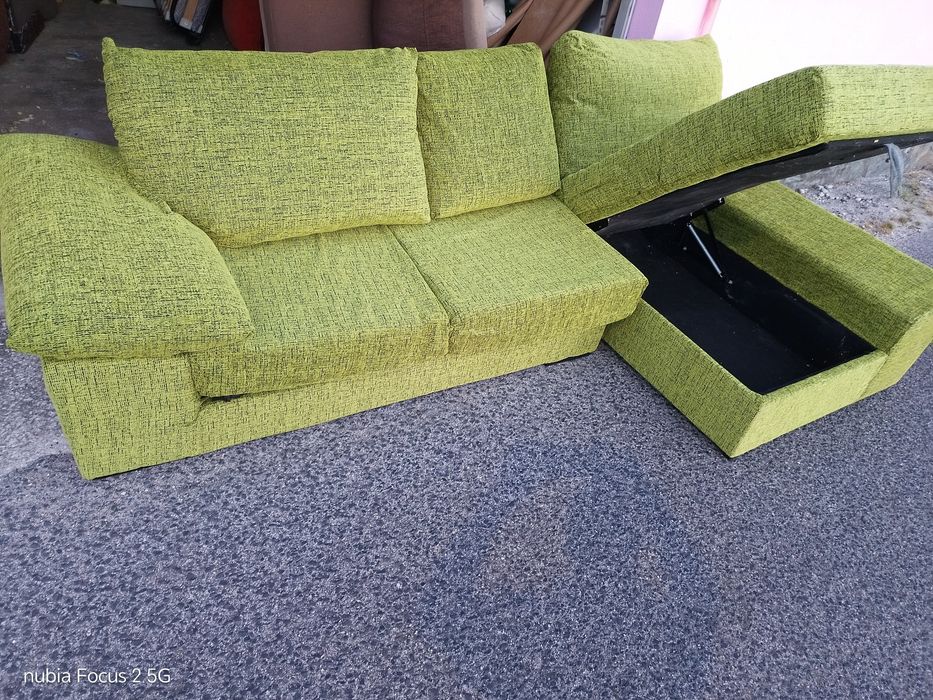Sofa chaise longue com arrumacao e bancos deslizantes