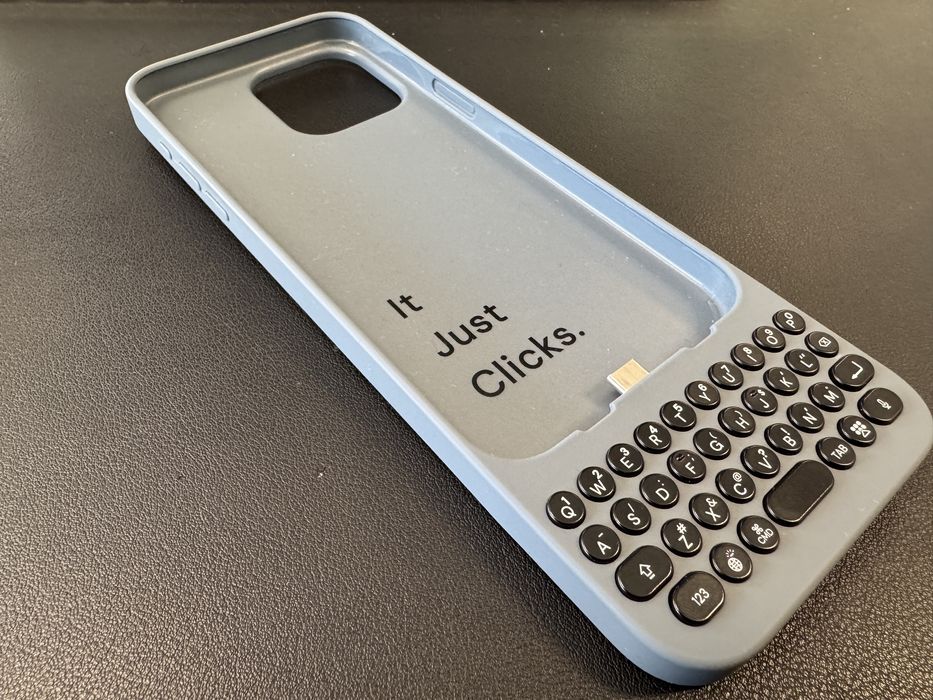 Capa com teclado da Clicks para iphone 15 pro Max