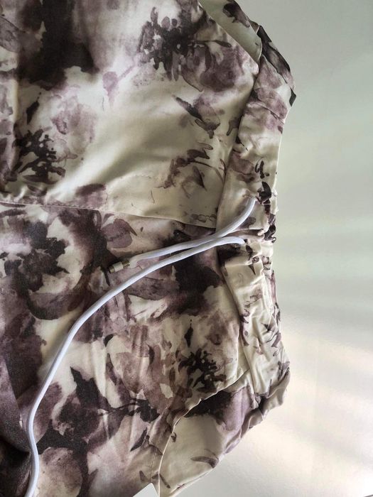 Calças elásticas vai até tamanho 46. Ainda com etiqueta