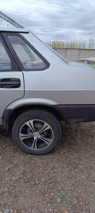 Автомобіль в гарному стані,2002 року випуску.Пробіг рідний без іржі,авто вкладень не потребує.