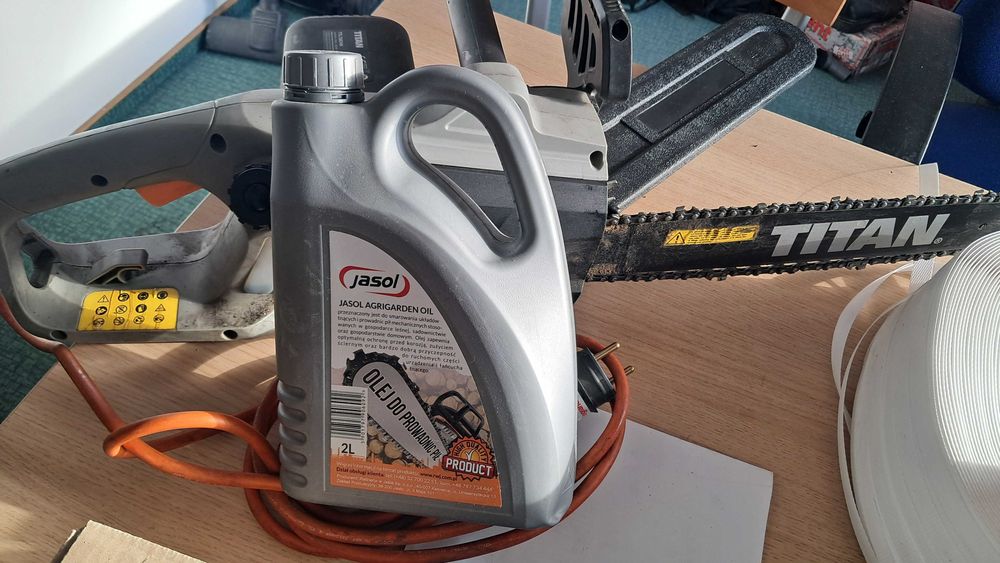 Piła łańcuchowa elektryczna.