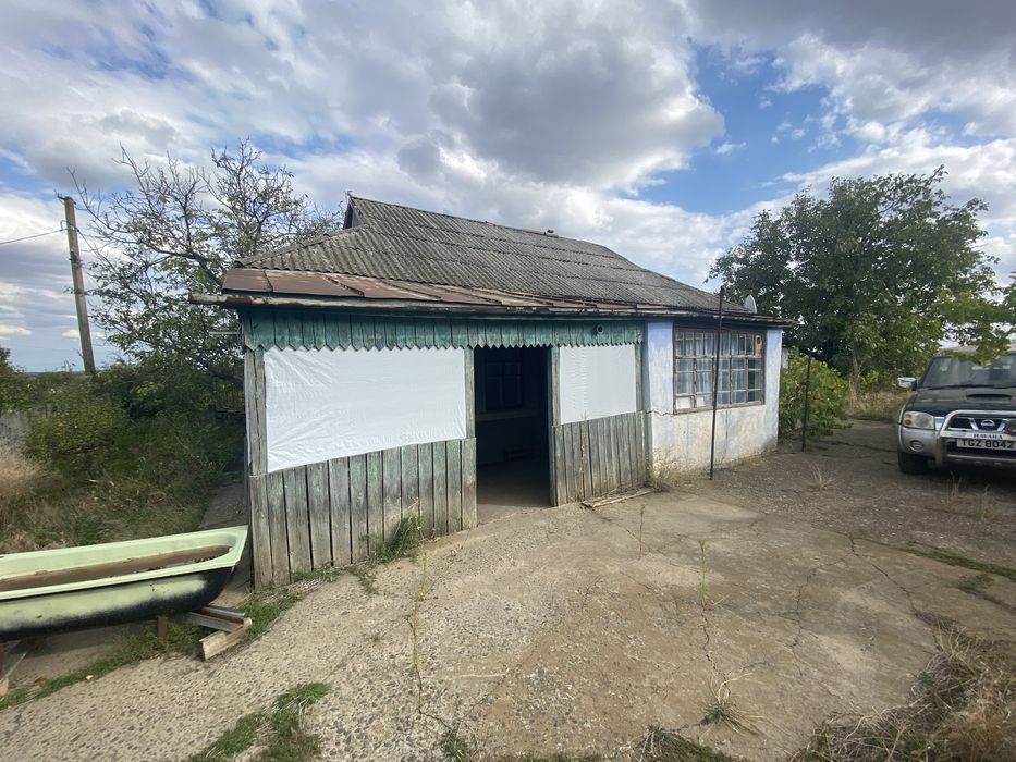 Дім з гарною площею землі