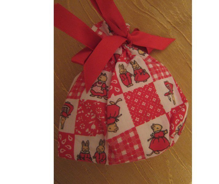 Saquinho Vermelho aos quadrados com Bonecos e Fita Vermelha