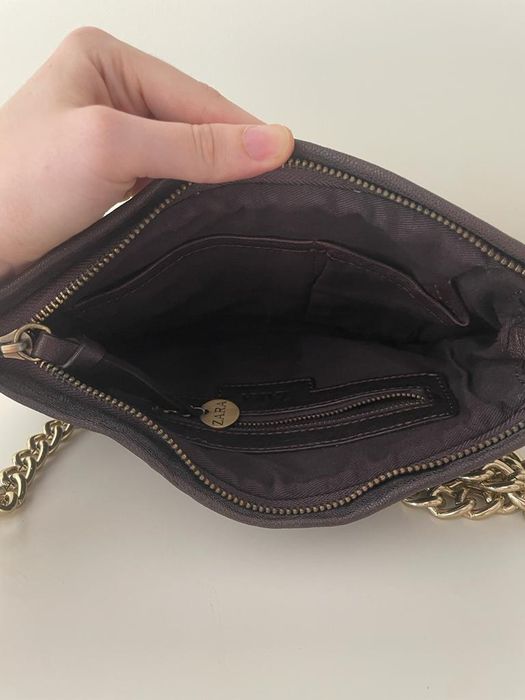 Mala em pele castanho.