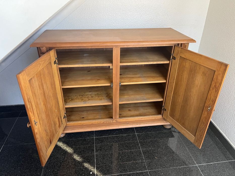 Vendo móvel de madeira de 2 portas em bom estado