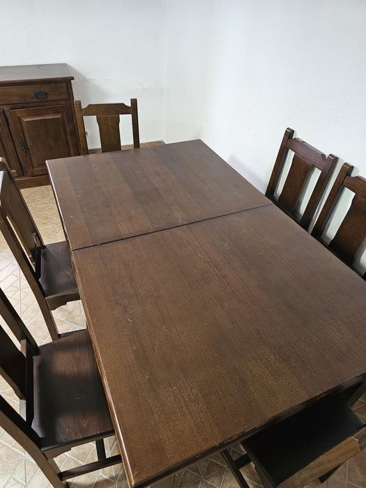 Mesa de jantar em madeira