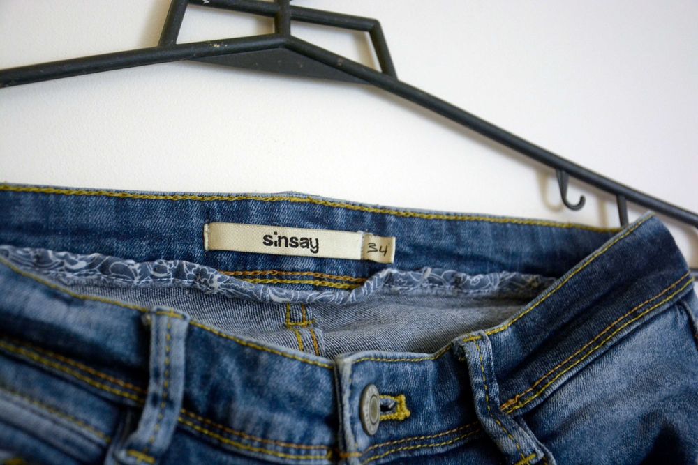 Spodnie jeansowe z dziurami Sinsay