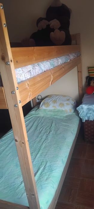 Vendo beliche de madeira com colchão