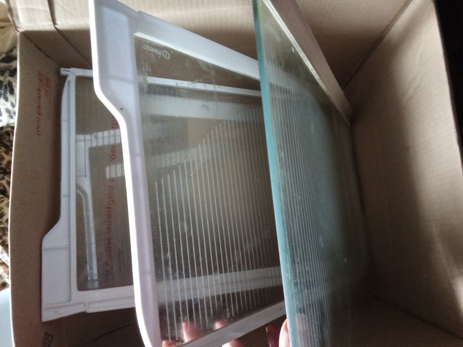 Морозилка на три полочки.Полочкі на Індезит.