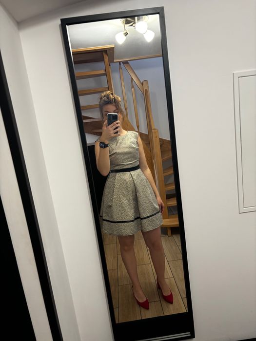 Złota sukienka rozkloszowana