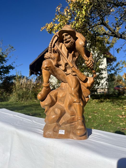 Drewniana rzeźba myśliwy