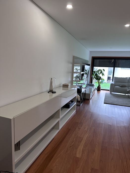 Aparador de sala, madeira lacada, 1 ano de uso