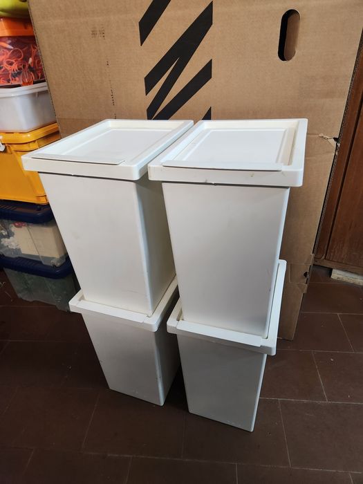 Caixote plástico com tampa branco para lixo, cada um 10,00€