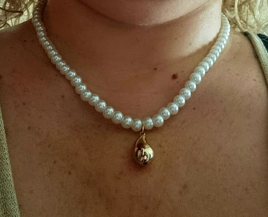 Colar de pérolas com acabamento e pingente em forma de gota, em aço.