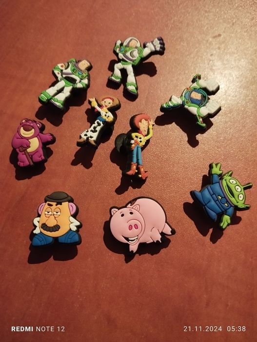 Przypinki do crocsów