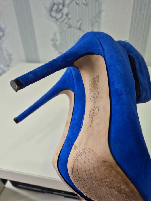Szpilki Jessica Simpson zamszowe