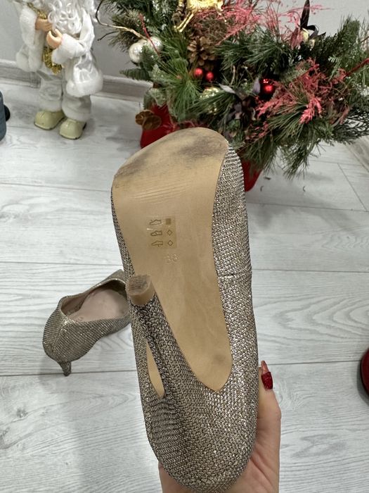 Туфли блестящие Carvela на каблуке на праздник