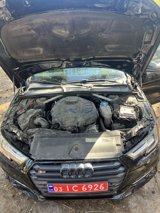 Audi a4 б9.