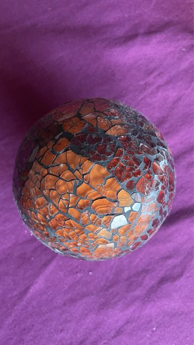 Bola com vidros coloridos decoaração