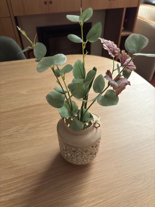 Decoração com flor ou porta-vela.