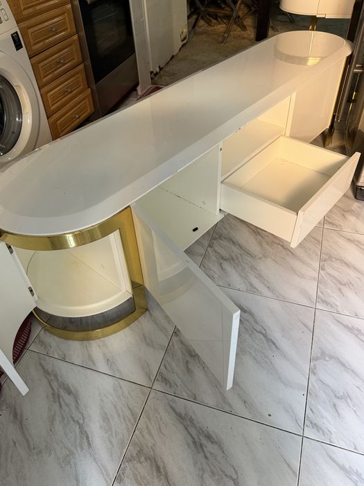 movel branco com detalhes em dourado