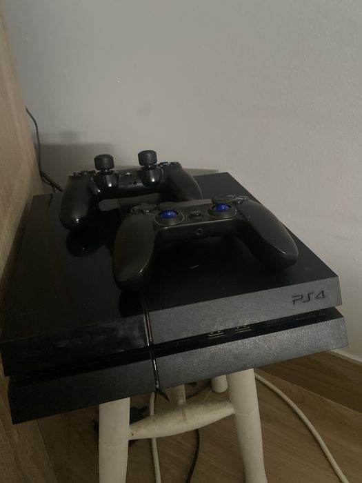 Ps4 com dois comandos