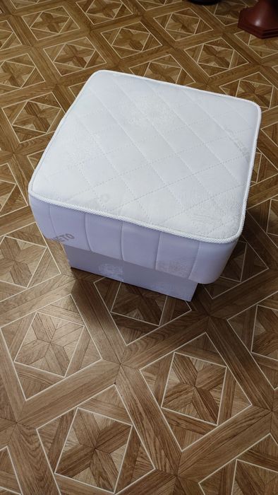 Продам пуфік білого кольору