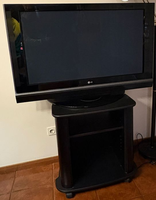 TV LG + Móvel em bom estado