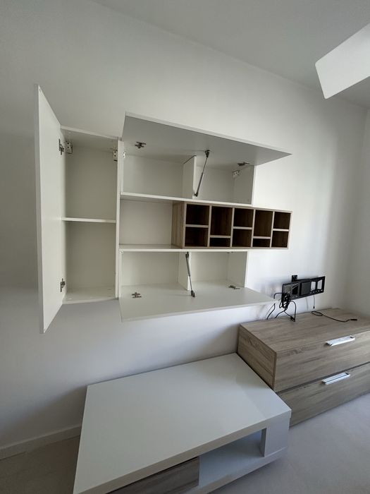 Móvel suspenso de sala branco lacado e madeira