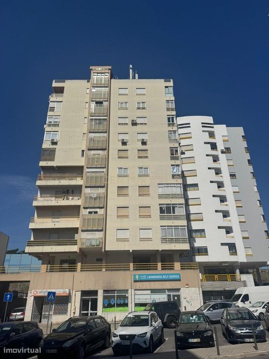 Loja Com Saída De Fumos No Centro Da Amadora | Excelente Visibilidade