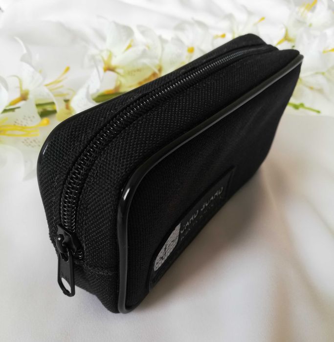 Mała czarna kosmetyczka