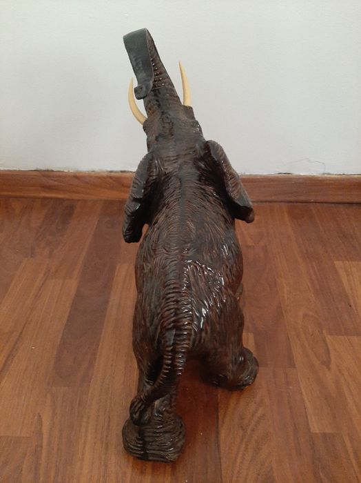 Elefante grande em cerâmica
