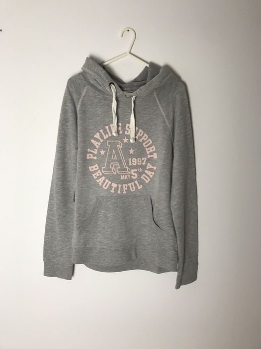 Szara wkładana cienka bluza z różowym napisem kangurek