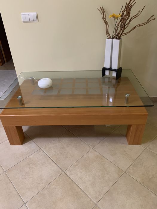 Mesa de centro com tampo de vidro