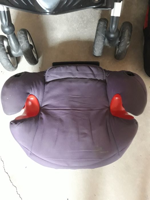 Carinho de bebê, duas cadeiras e assento