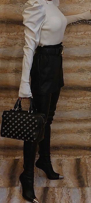 Elegancki sweterek z bardzo stylowymi drapowanymi rękawami